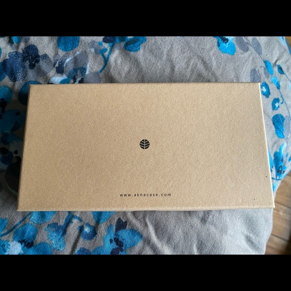 Akna Case ~ iPhone 11 - Picture 4 of 5